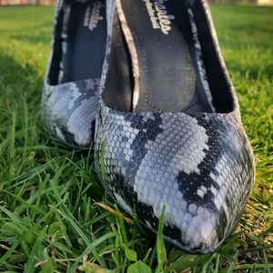 Charles David snakeskin pumps new without box.
